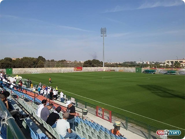 המגרש בנס ציונה. אוהדי יפו עמלו קשה כדי להעביר את המשחק (דף הפייסבוק הרשמי)